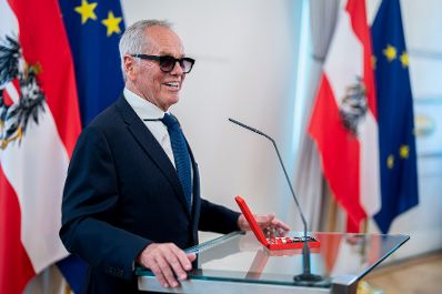 Am 30. Juni 2025 &uuml;berreichte Bundeskanzler Christian Stocker das Gro&szlig;e Silberne Ehrenzeichen f&uuml;r Verdienste um die Republik &Ouml;sterreich an Wolfgang Puck (im Bild).