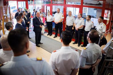 Am 1. Juli 2025 besuchte Bundeskanzler Christian Stocker (im Bild) im Rahmen seines Bundesl&auml;ndertages im Burgenland die Freiwillige Feuerwehr Mattersburg.