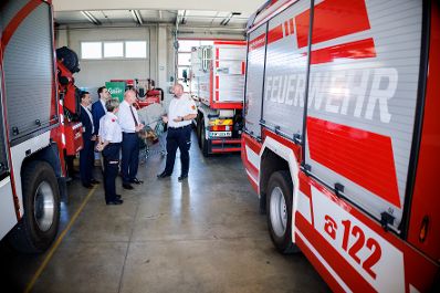 Am 1. Juli 2025 besuchte Bundeskanzler Christian Stocker (im Bild) im Rahmen seines Bundesl&auml;ndertages im Burgenland die Freiwillige Feuerwehr Mattersburg.
