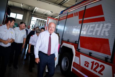 Am 1. Juli 2025 besuchte Bundeskanzler Christian Stocker (im Bild) im Rahmen seines Bundesl&auml;ndertages im Burgenland die Freiwillige Feuerwehr Mattersburg.