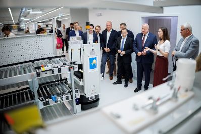 Am 1. Juli 2025 besuchte Bundeskanzler Christian Stocker (im Bild) im Rahmen seines Bundesl&auml;ndertages im Burgenland die LEHNER electronics GmbH.