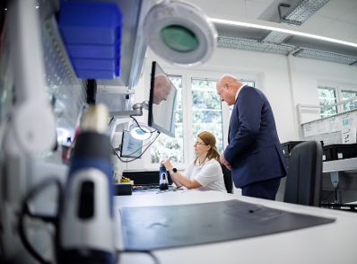 Am 1. Juli 2025 besuchte Bundeskanzler Christian Stocker (im Bild) im Rahmen seines Bundesl&auml;ndertages im Burgenland die LEHNER electronics GmbH.