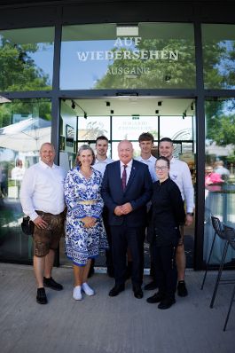 Am 1. Juli 2025 besuchte Bundeskanzler Christian Stocker (im Bild) im Rahmen seines Bundesl&auml;ndertages im Burgenland das Bio-Landgut Esterhazy.
