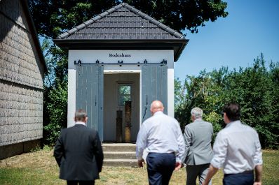 Am 1. Juli 2025 besuchte Bundeskanzler Christian Stocker (im Bild) im Rahmen seines Bundesl&auml;ndertages im Burgenland das Bio-Landgut Esterhazy.