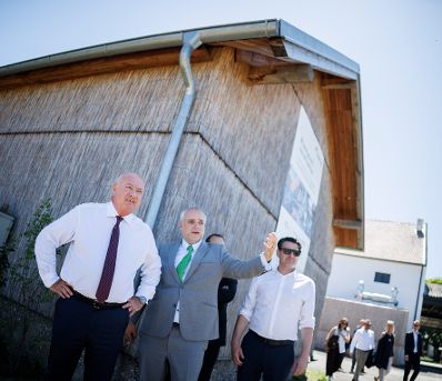 Am 1. Juli 2025 besuchte Bundeskanzler Christian Stocker (l.) im Rahmen seines Bundesl&auml;ndertages im Burgenland das Bio-Landgut Esterhazy.