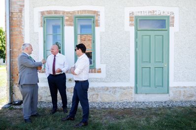 Am 1. Juli 2025 besuchte Bundeskanzler Christian Stocker (im Bild) im Rahmen seines Bundesl&auml;ndertages im Burgenland das Bio-Landgut Esterhazy.