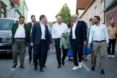 Am 1. Juli 2025 besuchte Bundeskanzler Christian Stocker (im Bild) im Rahmen seines Bundesl&auml;ndertages im Burgenland den Winzerkirtag Kleinh&ouml;flein.
