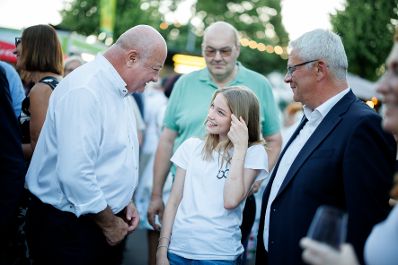 Am 1. Juli 2025 besuchte Bundeskanzler Christian Stocker (im Bild) im Rahmen seines Bundesl&auml;ndertages im Burgenland den Winzerkirtag Kleinh&ouml;flein.
