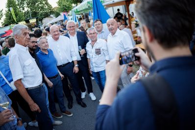 Am 1. Juli 2025 besuchte Bundeskanzler Christian Stocker (im Bild) im Rahmen seines Bundesl&auml;ndertages im Burgenland den Winzerkirtag Kleinh&ouml;flein.