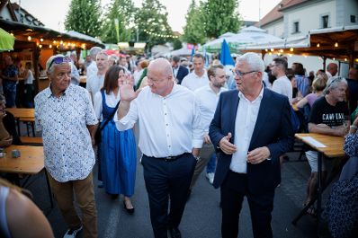 Am 1. Juli 2025 besuchte Bundeskanzler Christian Stocker (im Bild) im Rahmen seines Bundesl&auml;ndertages im Burgenland den Winzerkirtag Kleinh&ouml;flein.