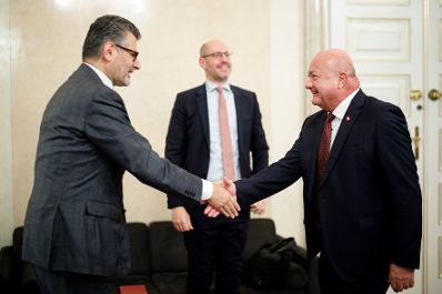 Am 2. Juli 2025 empfing Bundeskanzler Christian Stocker (r.) den Pr&auml;sidenten des &Ouml;RAK, Armenak Utudjian (l.) zu einem Arbeitsgespr&auml;ch.