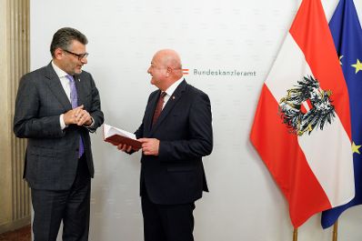 Am 2. Juli 2025 empfing Bundeskanzler Christian Stocker (r.) den Pr&auml;sidenten des &Ouml;RAK, Armenak Utudjian (l.) zu einem Arbeitsgespr&auml;ch.