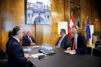 Am 2. Juli 2025 empfing Bundeskanzler Christian Stocker (3.v.r.) den Pr&auml;sidenten des &Ouml;RAK, Armenak Utudjian (2.v.r.) zu einem Arbeitsgespr&auml;ch.