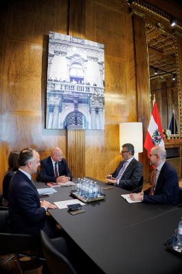 Am 2. Juli 2025 empfing Bundeskanzler Christian Stocker (3.v.r.) den Pr&auml;sidenten des &Ouml;RAK, Armenak Utudjian (2.v.r.) zu einem Arbeitsgespr&auml;ch.