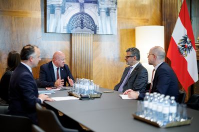 Am 2. Juli 2025 empfing Bundeskanzler Christian Stocker (3.v.r.) den Pr&auml;sidenten des &Ouml;RAK, Armenak Utudjian (2.v.r.) zu einem Arbeitsgespr&auml;ch.