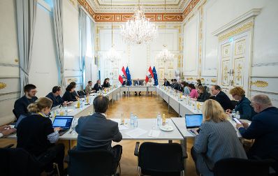 Am 7. Juli 2025 gab Bundeskanzler Christian Stocker (m.) gemeinsam mit Vizekanzler Andreas Babler (m.l.) und Bundesministerin Beate Meinl-Reisinger (m.r.) ein Hintergrundgespr&auml;ch zum Thema &bdquo;Regierungsbilanz nach 100 Tagen im Amt&ldquo;.