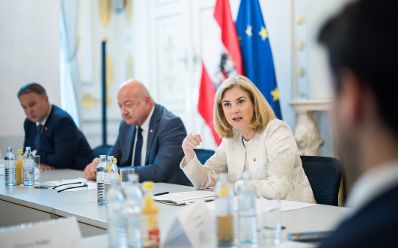 Am 7. Juli 2025 gab Bundeskanzler Christian Stocker (m.) gemeinsam mit Vizekanzler Andreas Babler (l.) und Bundesministerin Beate Meinl-Reisinger (r.) ein Hintergrundgespr&auml;ch zum Thema &bdquo;Regierungsbilanz nach 100 Tagen im Amt&ldquo;.