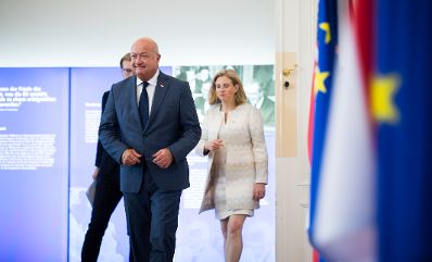 Am 7. Juli 2025 gab Bundeskanzler Christian Stocker (l.) gemeinsam mit Vizekanzler Andreas Babler und Bundesministerin Beate Meinl-Reisinger (r.) ein Hintergrundgespr&auml;ch zum Thema &bdquo;Regierungsbilanz nach 100 Tagen im Amt&ldquo;.