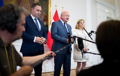 Am 7. Juli 2025 gab Bundeskanzler Christian Stocker (m.) gemeinsam mit Vizekanzler Andreas Babler (l.) und Bundesministerin Beate Meinl-Reisinger (r.) ein Hintergrundgespr&auml;ch zum Thema &bdquo;Regierungsbilanz nach 100 Tagen im Amt&ldquo;. Im Bild bei einem gemeinsamen Pressestatement.