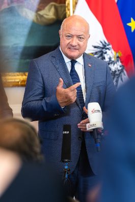 Am 7. Juli 2025 gab Bundeskanzler Christian Stocker (im Bild) gemeinsam mit Vizekanzler Andreas Babler und Bundesministerin Beate Meinl-Reisinger ein Hintergrundgespr&auml;ch zum Thema &bdquo;Regierungsbilanz nach 100 Tagen im Amt&ldquo;. Im Bild bei einem gemeinsamen Pressestatement.