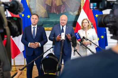 Am 7. Juli 2025 gab Bundeskanzler Christian Stocker (m.) gemeinsam mit Vizekanzler Andreas Babler (l.) und Bundesministerin Beate Meinl-Reisinger (r.) ein Hintergrundgespr&auml;ch zum Thema &bdquo;Regierungsbilanz nach 100 Tagen im Amt&ldquo;. Im Bild bei einem gemeinsamen Pressestatement.