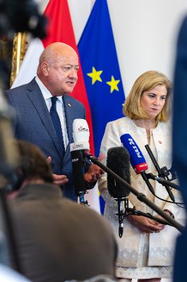 Am 7. Juli 2025 gab Bundeskanzler Christian Stocker (l.) gemeinsam mit Vizekanzler Andreas Babler und Bundesministerin Beate Meinl-Reisinger (r.) ein Hintergrundgespr&auml;ch zum Thema &bdquo;Regierungsbilanz nach 100 Tagen im Amt&ldquo;. Im Bild bei einem gemeinsamen Pressestatement.