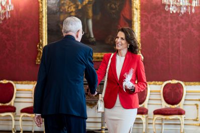 Am 8. Juli 2025 wurde Landeshauptfrau Karoline Edtstadler (r.) von Bundespr&auml;sident Alexander Van der Bellen (l.) angelobt.