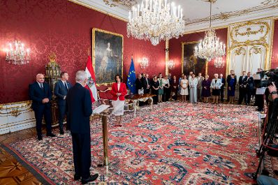 Am 8. Juli 2025 wurde Landeshauptfrau Karoline Edtstadler (4.v.l.) von Bundespr&auml;sident Alexander Van der Bellen (3.v.l.) angelobt. Im Bild mit Bundeskanzler Christian Stocker (l.) und Vizekanzler Andreas Babler (2.v.l.)