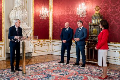Am 8. Juli 2025 wurde Landeshauptfrau Karoline Edtstadler (r.) von Bundespr&auml;sident Alexander Van der Bellen (l.) angelobt. Im Bild mit Bundeskanzler Christian Stocker (m.l.) und Vizekanzler Andreas Babler (m.r.)