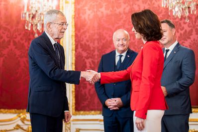 Am 8. Juli 2025 wurde Landeshauptfrau Karoline Edtstadler (m.r.) von Bundespr&auml;sident Alexander Van der Bellen (l.) angelobt. Im Bild mit Bundeskanzler Christian Stocker (m.l.) und Vizekanzler Andreas Babler (r.)