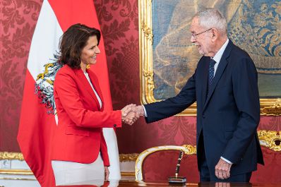 Am 8. Juli 2025 wurde Landeshauptfrau Karoline Edtstadler (l.) von Bundespr&auml;sident Alexander Van der Bellen (r.) angelobt.