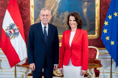 Am 8. Juli 2025 wurde Landeshauptfrau Karoline Edtstadler (r.) von Bundespr&auml;sident Alexander Van der Bellen (l.) angelobt.