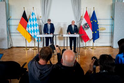 Am 10. Juli 2025 empfing Bundeskanzler Christian Stocker (r.) den Ministerpr&auml;sidenten des Freistaates Bayern Markus S&ouml;der (l.) zu einem Arbeitsgespr&auml;ch im Bundeskanzleramt. Im Bild bei einer gemeinsamen Pressekonferenz.
