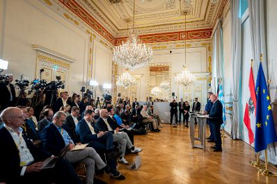 Am 10. Juli 2025 empfing Bundeskanzler Christian Stocker den Ministerpr&auml;sidenten des Freistaates Bayern Markus S&ouml;der zu einem Arbeitsgespr&auml;ch im Bundeskanzleramt. Im Bild bei einer gemeinsamen Pressekonferenz.