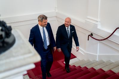 Am 10. Juli 2025 empfing Bundeskanzler Christian Stocker (r.) den Ministerpr&auml;sidenten des Freistaates Bayern Markus S&ouml;der (l.) zu einem Arbeitsgespr&auml;ch im Bundeskanzleramt.