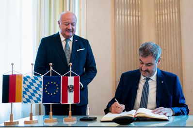 Am 10. Juli 2025 empfing Bundeskanzler Christian Stocker (l.) den Ministerpr&auml;sidenten des Freistaates Bayern Markus S&ouml;der (r.) zu einem Arbeitsgespr&auml;ch im Bundeskanzleramt.
