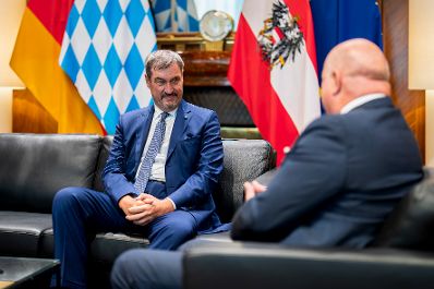Am 10. Juli 2025 empfing Bundeskanzler Christian Stocker (r.) den Ministerpr&auml;sidenten des Freistaates Bayern Markus S&ouml;der (l.) zu einem Arbeitsgespr&auml;ch im Bundeskanzleramt.