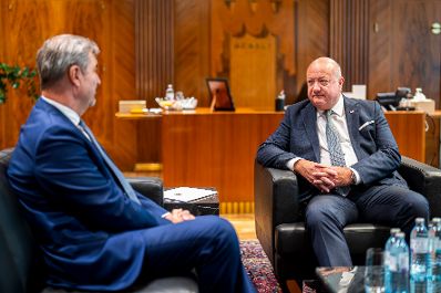 Am 10. Juli 2025 empfing Bundeskanzler Christian Stocker (r.) den Ministerpr&auml;sidenten des Freistaates Bayern Markus S&ouml;der (l.) zu einem Arbeitsgespr&auml;ch im Bundeskanzleramt.