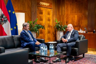 Am 10. Juli 2025 empfing Bundeskanzler Christian Stocker (r.) den Ministerpr&auml;sidenten des Freistaates Bayern Markus S&ouml;der (l.) zu einem Arbeitsgespr&auml;ch im Bundeskanzleramt.