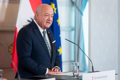 Am 10. Juli 2025 empfing Bundeskanzler Christian Stocker (im Bild) den Ministerpr&auml;sidenten des Freistaates Bayern Markus S&ouml;der zu einem Arbeitsgespr&auml;ch, im Bundeskanzleramt. Im Bild bei einer gemeinsamen Pressekonferenz.