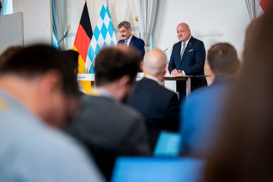 Am 10. Juli 2025 empfing Bundeskanzler Christian Stocker (r.) den Ministerpr&auml;sidenten des Freistaates Bayern Markus S&ouml;der (l.) zu einem Arbeitsgespr&auml;ch im Bundeskanzleramt. Im Bild bei einer gemeinsamen Pressekonferenz.