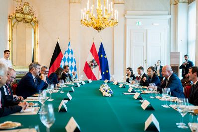 Am 10. Juli 2025 empfing Bundeskanzler Christian Stocker (2.v.r.) den Ministerpr&auml;sidenten des Freistaates Bayern Markus S&ouml;der (2.v.l.) zu einem Arbeitsgespr&auml;ch im Bundeskanzleramt.