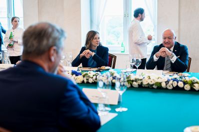 Am 10. Juli 2025 empfing Bundeskanzler Christian Stocker (r.) den Ministerpr&auml;sidenten des Freistaates Bayern Markus S&ouml;der (l.) zu einem Arbeitsgespr&auml;ch im Bundeskanzleramt. Im Bild mit Bundesministerin Claudia Plakolm (m.).