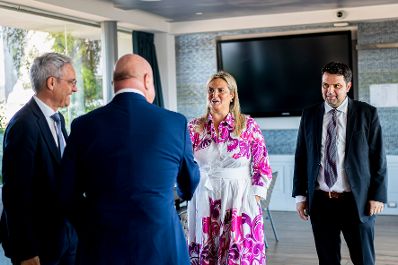 Am 15. Juli 2025 reiste Bundeskanzler Christian Stocker (2.v.l.) zu einem Arbeitsbesuch nach Rom. Im Bild bei einem Treffen mit Abgeordneten von der S&uuml;dtiroler Volkspartei Renate Gebhard (m.), Dieter Steger (l.) und Meinhard Durnwalder (r.).