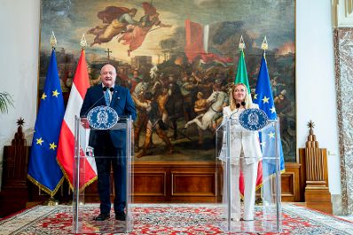 Am 15. Juli 2025 reiste Bundeskanzler Christian Stocker (l.) zu einem Arbeitsbesuch nach Rom. Im Bild bei einem gemeinsamen Pressestatement mit der Premierministerin von Italien Giorgia Meloni (r.).