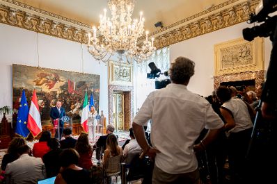 Am 15. Juli 2025 reiste Bundeskanzler Christian Stocker (l.) zu einem Arbeitsbesuch nach Rom. Im Bild bei einem gemeinsamen Pressestatement mit der Premierministerin von Italien Giorgia Meloni (m.).
