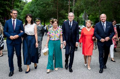 Am 16. Juli 2025 besuchte Bundeskanzler Christian Stocker (r.) die Er&ouml;ffnung der 79. Bregenzer Festspiele. Im Bild mit Bundespr&auml;sident Alexander Van der Bellen (3.v.r.), und Landeshauptmann Markus Wallner (l.).