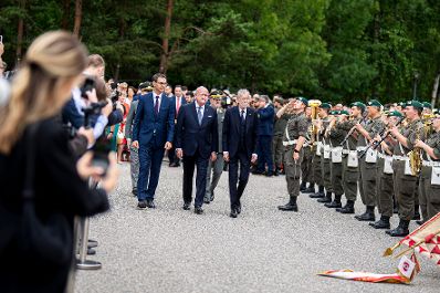 Am 16. Juli 2025 besuchte Bundeskanzler Christian Stocker (m.) die Er&ouml;ffnung der 79. Bregenzer Festspiele. Im Bild mit Bundespr&auml;sident Alexander Van der Bellen (r.), und Landeshauptmann Markus Wallner (l.).
