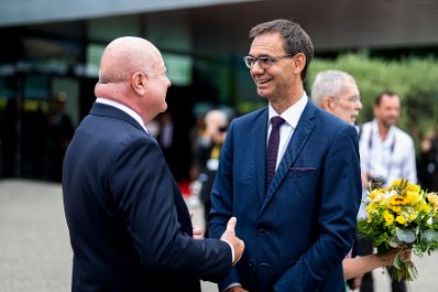 Am 16. Juli 2025 besuchte Bundeskanzler Christian Stocker (l.) die Er&ouml;ffnung der 79. Bregenzer Festspiele. Im Bild mit Landeshauptmann Markus Wallner (r.).