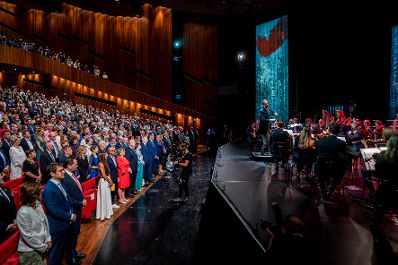 Am 16. Juli 2025 besuchte Bundeskanzler Christian Stocker (im Bild) die Er&ouml;ffnung der 79. Bregenzer Festspiele.